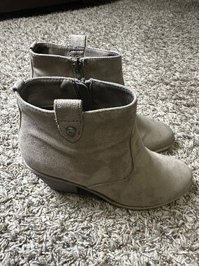 Jessica Cline Women's Light Brown Suede Ankle Booties Classic Zip Side Size 7.5M
